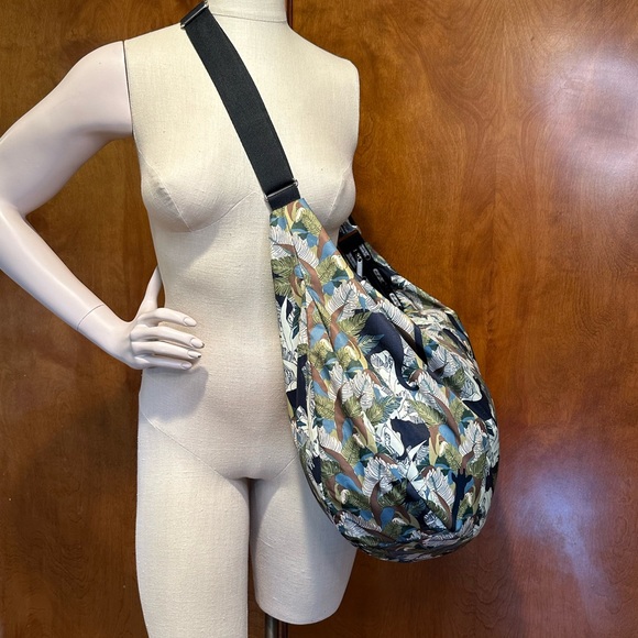 LeSportsac Jungle Animal HUGE Cross-Body Hobo Bag - Picture 3 of 14